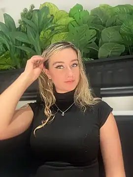 Snapshot of MaryDeniro chatting on 1, 5, 2026 MaryDeniro online show from 1, 5, 2026