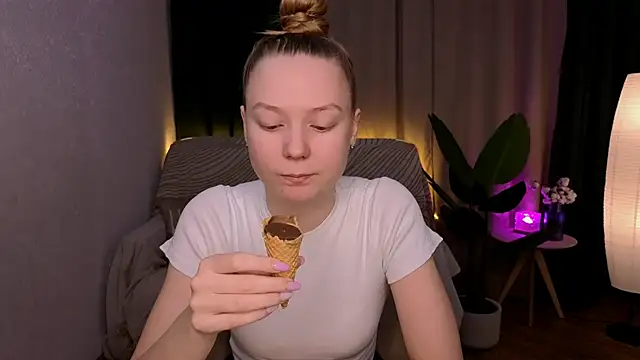 Snapshot of CarolynCohen__ chatting on 16, 2, 2025 CarolynCohen online show from 16, 2, 2025