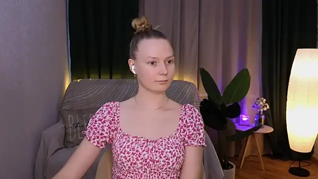 Snapshot of CarolynCohen__ chatting on 4, 3, 2025 CarolynCohen online show from 4, 3, 2025