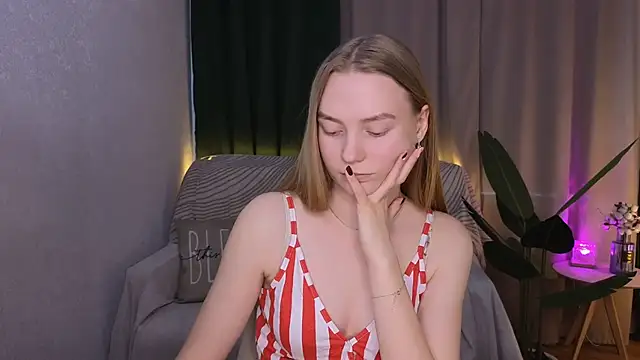 Snapshot of CarolynCohen__ chatting on 6, 3, 2025 CarolynCohen online show from 6, 3, 2025