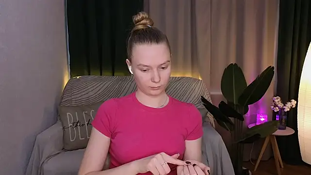 Snapshot of CarolynCohen__ chatting on 11, 3, 2025 CarolynCohen online show from 11, 3, 2025