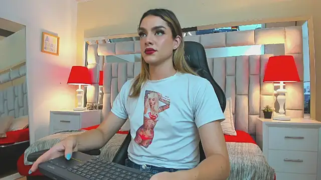 Snapshot of mariiahneedles chatting on 12, 12, 2024 mariiahneedles online show from 12, 12, 2024