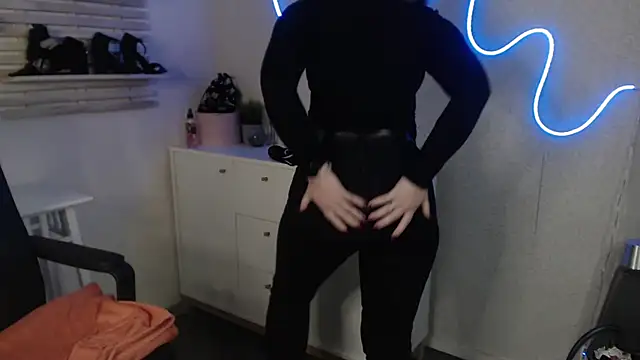 Snapshot of holly_xglam chatting on 24, 2, 2025 holly xglam online show from 24, 2, 2025
