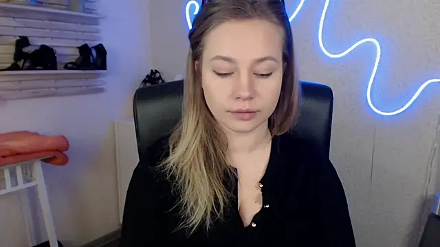 Snapshot of holly_xglam chatting on 19, 3, 2025 holly xglam online show from 19, 3, 2025