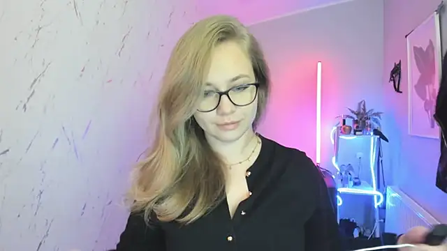 Snapshot of holly_xglam chatting on 21, 10, 2025 holly xglam online show from 21, 10, 2025