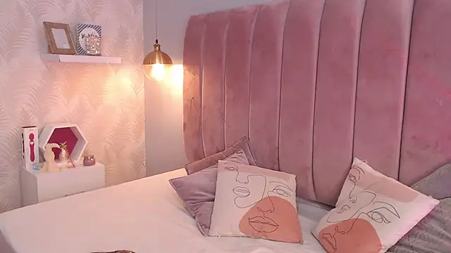 Snapshot of LeenaBrown chatting on 20, 11, 2025 LeenaBrown online show from 20, 11, 2025