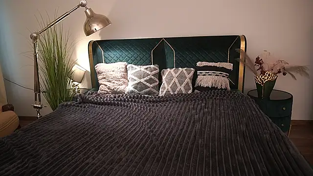 MagicPeachh  online show from 13, 5, 2026