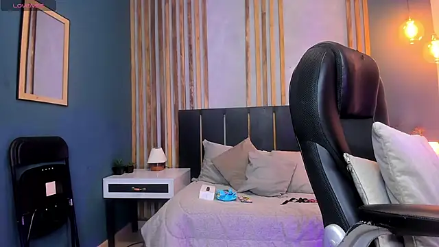 Chloe fischer  online show from 8, 5, 2026