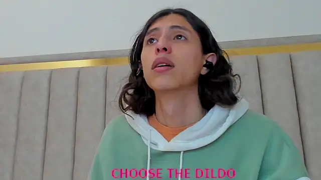 Snapshot of FreyaMoller chatting on 11, 11, 2025 FreyaMoller online show from 11, 11, 2025