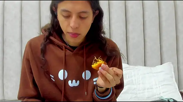 Snapshot of FreyaMoller chatting on 2, 12, 2025 FreyaMoller online show from 2, 12, 2025