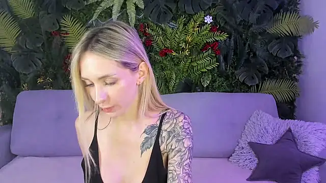 Snapshot of Horny_Blond chatting on 8, 11, 2025 Horny Blond online show from 8, 11, 2025