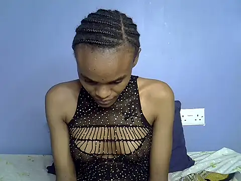 Snapshot of Queen_petite_ chatting on 3, 3, 2025 Queen petite  online show from 3, 3, 2025