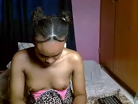 Snapshot of Queen_petite_ chatting on 29, 6, 2026 Queen petite online show from 29, 6, 2026