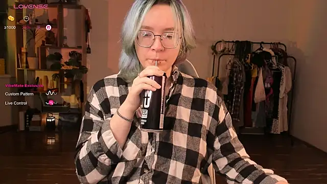 Snapshot of alisahug chatting on 2, 10, 2025 alisahug online show from 2, 10, 2025