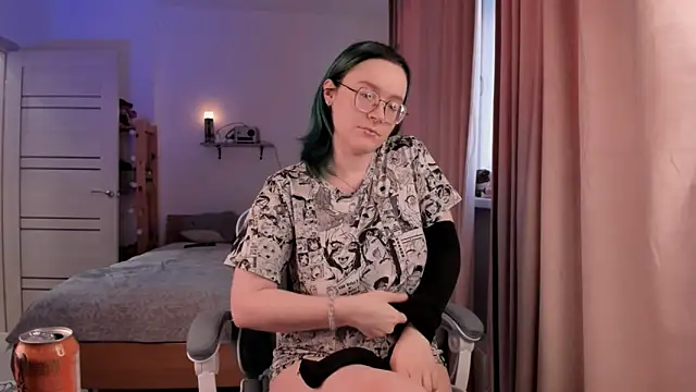 Snapshot of alisahug chatting on 17, 11, 2025 alisahug online show from 17, 11, 2025