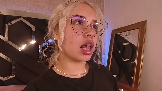 Snapshot of Haelycute chatting on 6, 10, 2025 Haelycute online show from 6, 10, 2025