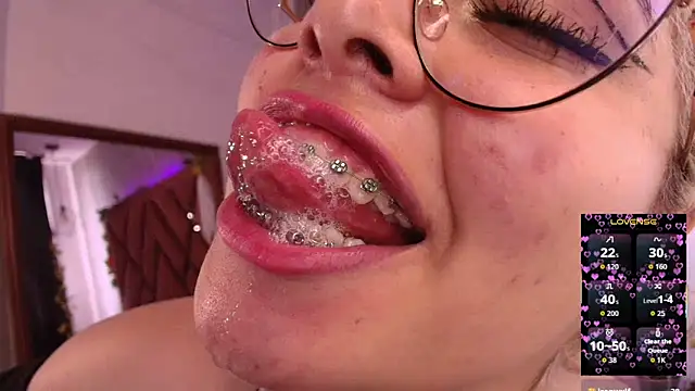 Snapshot of Haelycute chatting on 8, 10, 2025 Haelycute online show from 8, 10, 2025