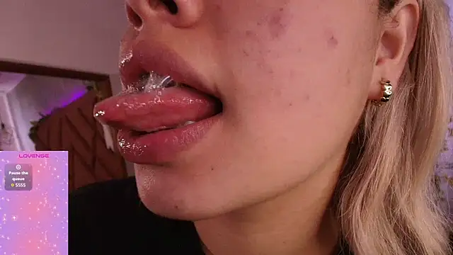 Snapshot of Haelycute chatting on 26, 10, 2025 Haelycute online show from 26, 10, 2025