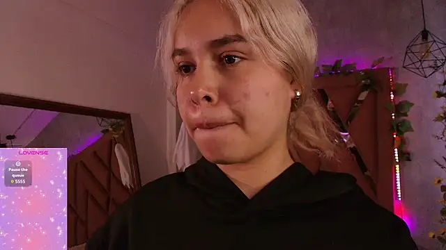 Snapshot of Haelycute chatting on 29, 10, 2025 Haelycute online show from 29, 10, 2025