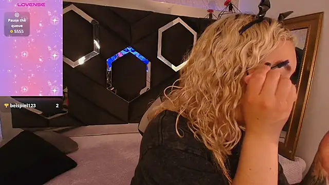 Snapshot of Haelycute chatting on 2, 11, 2025 Haelycute online show from 2, 11, 2025