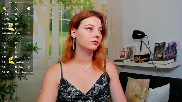 pretty little thing online show from 10, 9, 2025