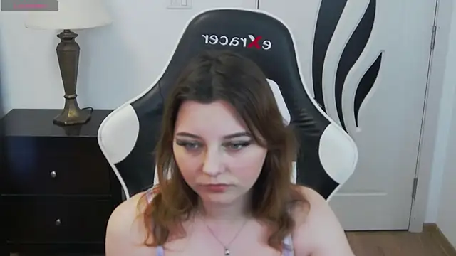 pretty little thing online show from 28, 4, 2026