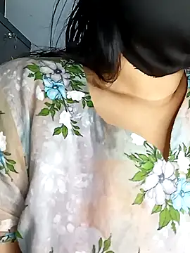 Snapshot of Tishani chatting on 28, 1, 2025 Tishani online show from 28, 1, 2025