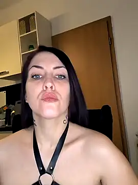 Snapshot of Linalicious chatting on 2, 12, 2024 Linalicious online show from 2, 12, 2024