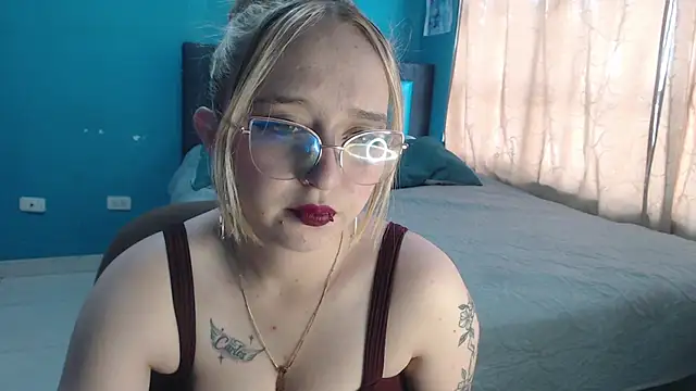 Snapshot of Liaroberts1 chatting on 13, 9, 2025 Liaroberts1 online show from 13, 9, 2025