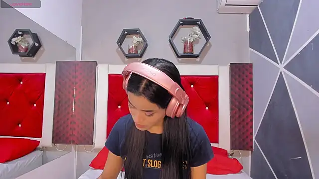 Snapshot of Karoll014 chatting on 26, 11, 2025 Karoll014 online show from 26, 11, 2025