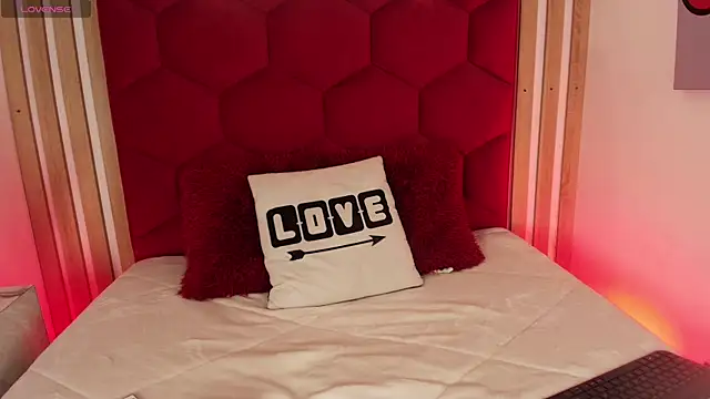 Snapshot of Tayzon_Foxxx chatting on 5, 7, 2026 Tayzon Foxxx online show from 5, 7, 2026