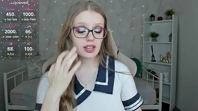 Polly  Cutie online show from 5, 11, 2025