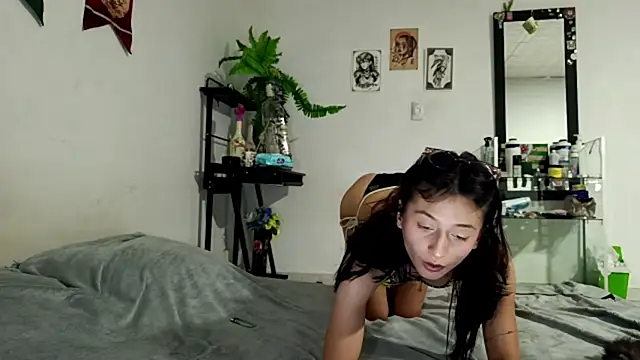 Snapshot of BrisaJones chatting on 4, 7, 2026 BrisaJones online show from 4, 7, 2026