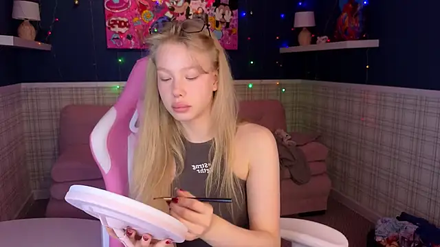 Snapshot of Sarra_Cooper chatting on 25, 12, 2024 Sarra Cooper online show from 25, 12, 2024