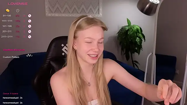 Snapshot of Sarra_Cooper chatting on 4, 3, 2025 Sarra Cooper online show from 4, 3, 2025