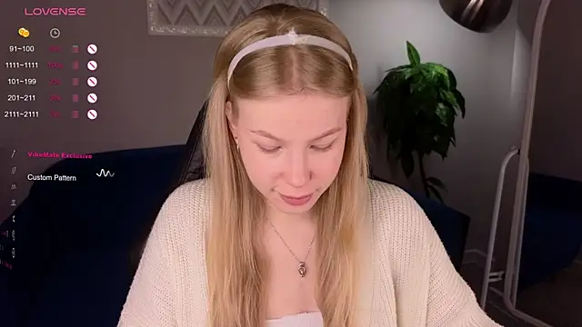 Snapshot of Sarra_Cooper chatting on 4, 3, 2025 Sarra Cooper online show from 4, 3, 2025