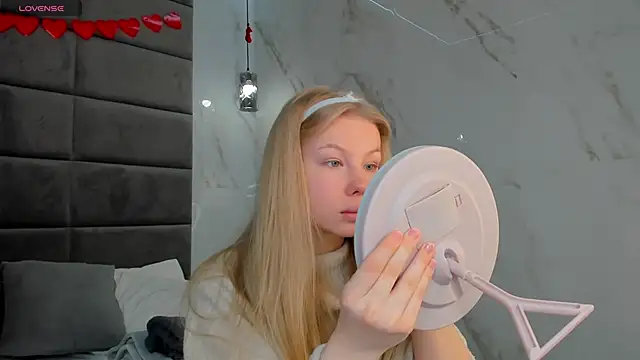 Snapshot of Sarra_Cooper chatting on 5, 3, 2025 Sarra Cooper online show from 5, 3, 2025