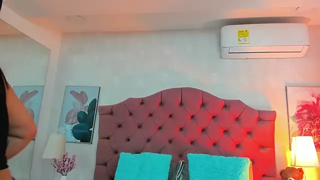 Snapshot of ThyaraJhons chatting on 8, 4, 2026 ThyaraJhons online show from 8, 4, 2026