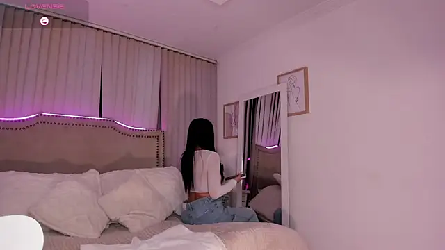 Snapshot of Bella_ev chatting on 2, 4, 2026 Bella ev online show from 2, 4, 2026