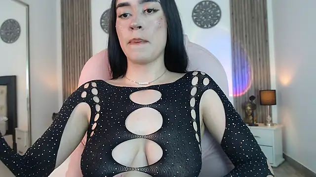 Julieta De Los Angeles online show from 31, 12, 2024