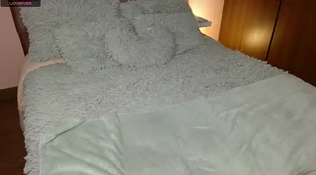 Roussmariehenao online show from 12, 1, 2025