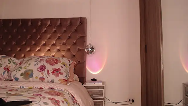 Roussmariehenao online show from 21, 2, 2026