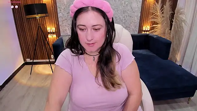 Snapshot of lenah_smith chatting on 17, 9, 2025 lenah smith online show from 17, 9, 2025