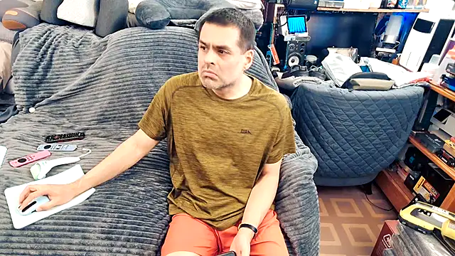 Snapshot of ClampMaster chatting on 4, 10, 2025 ClampMaster online show from 4, 10, 2025