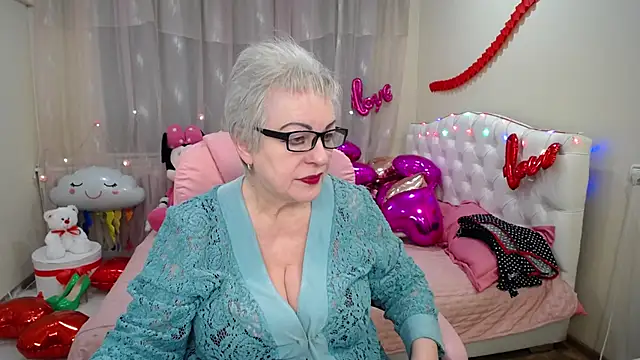 Snapshot of KayleSmoll chatting on 1, 2, 2025 KayleSmoll online show from 1, 2, 2025