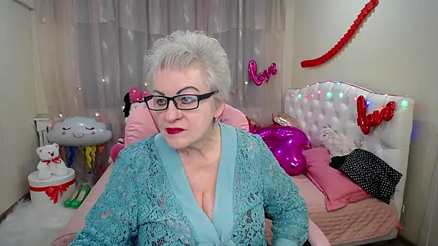 Snapshot of KayleSmoll chatting on 2, 2, 2025 KayleSmoll online show from 2, 2, 2025