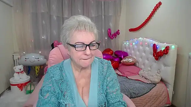 Snapshot of KayleSmoll chatting on 5, 2, 2025 KayleSmoll online show from 5, 2, 2025