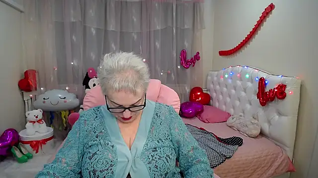 Snapshot of KayleSmoll chatting on 13, 2, 2025 KayleSmoll online show from 13, 2, 2025