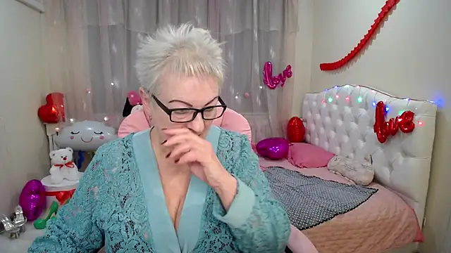 Snapshot of KayleSmoll chatting on 15, 2, 2025 KayleSmoll online show from 15, 2, 2025