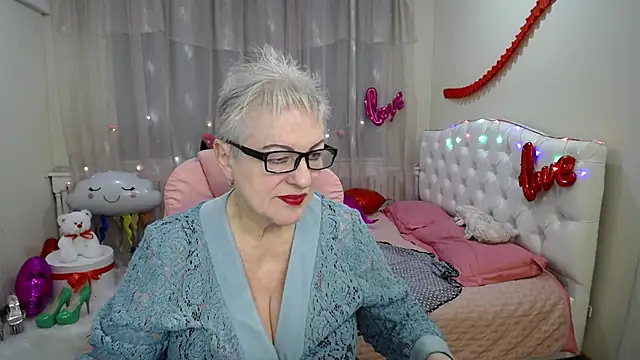 Snapshot of KayleSmoll chatting on 18, 2, 2025 KayleSmoll online show from 18, 2, 2025